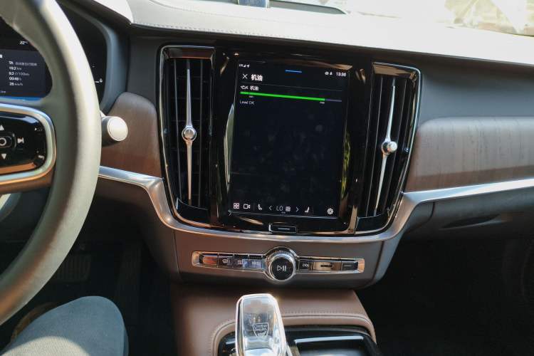Used Volvo S90 New Energy 2024 Plug-in Hybrid Four-Wheel Drive Long-Range Luxury Smart Edition Audio And AC Panel