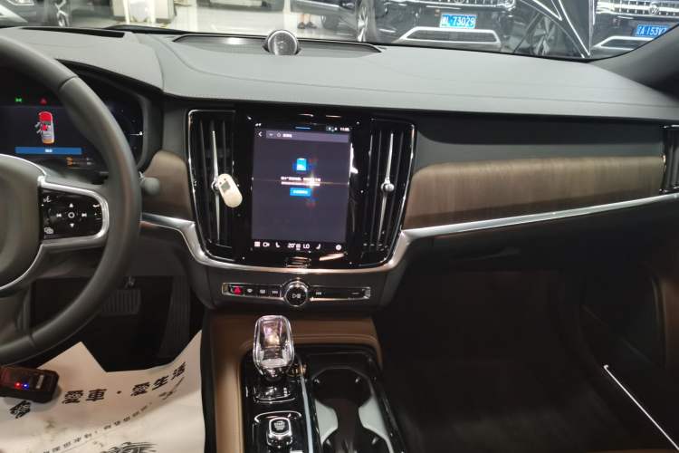 Used Volvo S90 New Energy 2024 Plug-in Hybrid Four-Wheel Drive Long-Range Luxury Smart Edition Audio And AC Panel