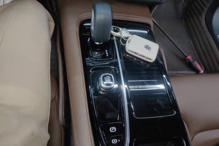 Used Volvo S90 New Energy 2024 Plug-in Hybrid Four-Wheel Drive Long-Range Zhiyi Luxury Edition Gear Lever