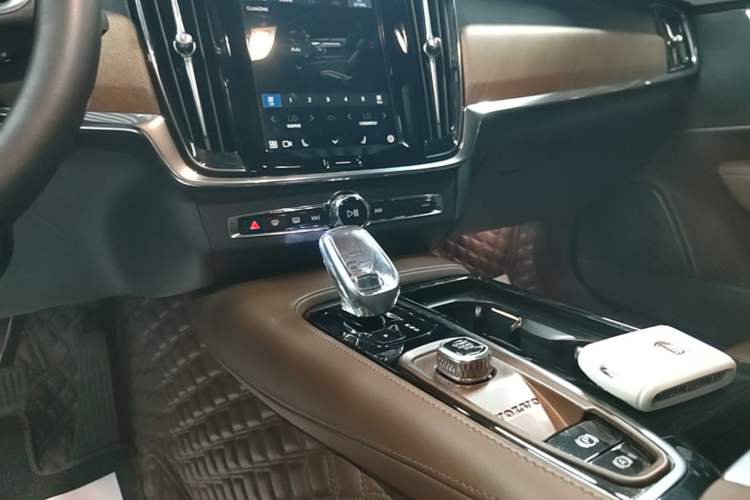 Used Volvo S90 New Energy 2024 Plug-in Hybrid Four-Wheel Drive Long-Range Zhiyi Luxury Edition Gear Lever