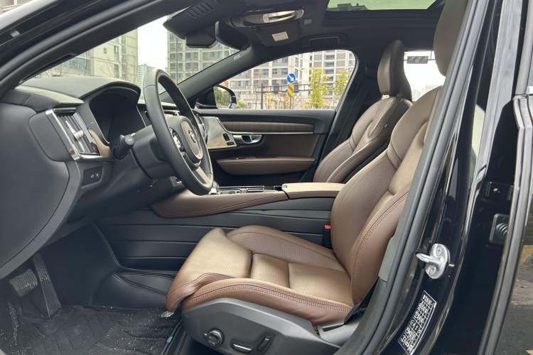Used Volvo S90 New Energy 2024 Plug-in Hybrid Four-Wheel Drive Long-Range Luxury Smart Edition Interior 1