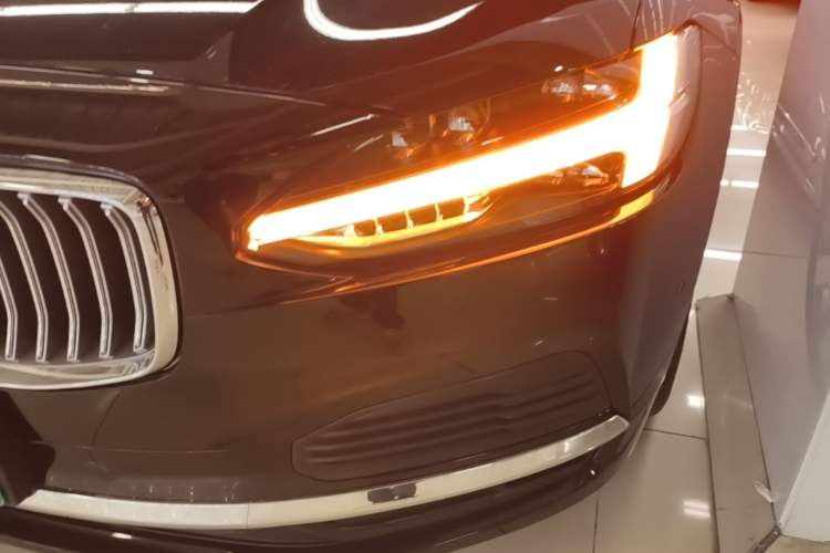 Used Volvo S90 New Energy 2024 Plug-in Hybrid Four-Wheel Drive Long-Range Luxury Smart Edition Left Front Headlight