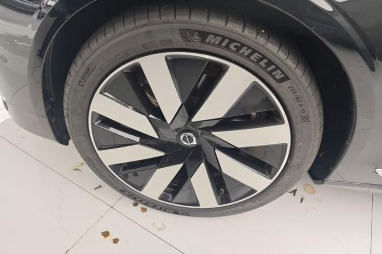 Used Volvo S90 New Energy 2024 Plug-in Hybrid Four-Wheel Drive Long-Range Luxury Smart Edition Left Front Wheel Hub