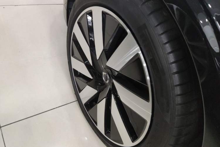 Used Volvo S90 New Energy 2024 Plug-in Hybrid Four-Wheel Drive Long-Range Luxury Smart Edition Left Front Wheel Hub