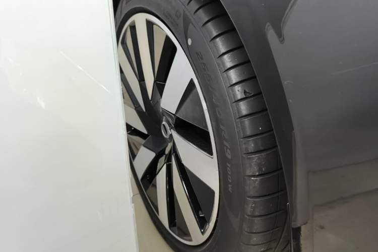 Used Volvo S90 New Energy 2024 Plug-in Hybrid Four-Wheel Drive Long-Range Luxury Smart Edition Left Front Wheel Hub
