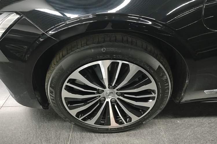 Used Volvo S90 New Energy 2024 Plug-in Hybrid Four-Wheel Drive Long-Range Zhiyi Luxury Edition Left Front Wheel Hub