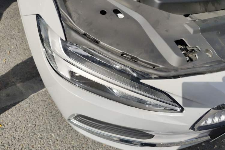Used Volvo S90 New Energy 2024 Plug-in Hybrid Four-Wheel Drive Long-Range Zhiyi Luxury Edition Right Front Headlight