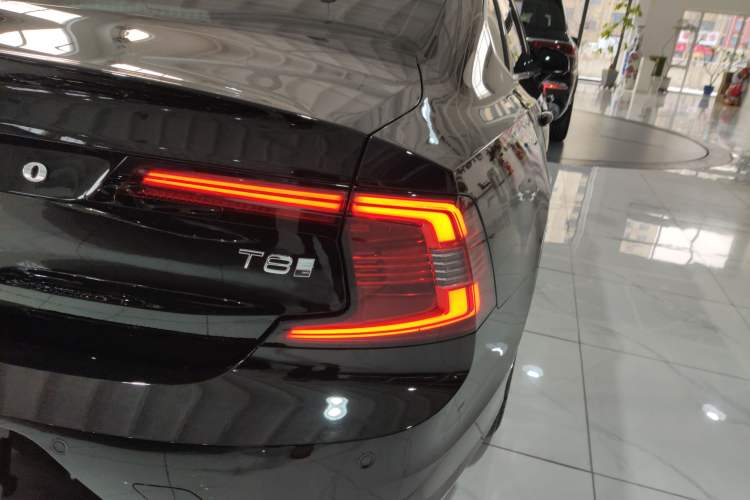 Used Volvo S90 New Energy 2024 Plug-in Hybrid Four-Wheel Drive Long-Range Zhiyi Luxury Edition Right Rear Taillight