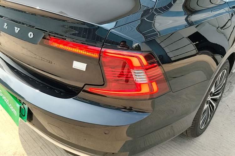 Used Volvo S90 New Energy 2024 Plug-in Hybrid Four-Wheel Drive Long-Range Zhiyi Luxury Edition Right Rear Taillight