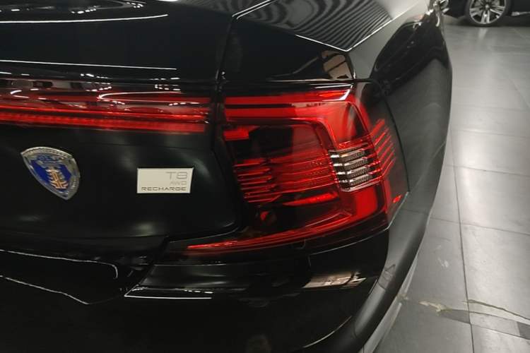 Used Volvo S90 New Energy 2024 Plug-in Hybrid Four-Wheel Drive Long-Range Zhiyi Luxury Edition Right Rear Taillight