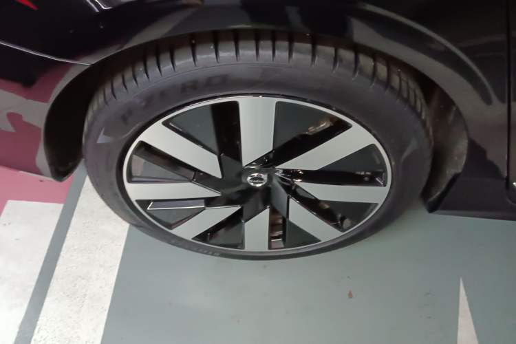 Used Volvo S90 New Energy 2024 Plug-in Hybrid Four-Wheel Drive Long-Range Luxury Smart Edition Right Rear Wheel Hub