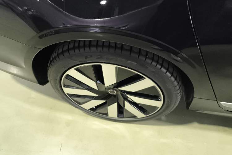 Used Volvo S90 New Energy 2024 Plug-in Hybrid Four-Wheel Drive Long-Range Luxury Smart Edition Right Rear Wheel Hub