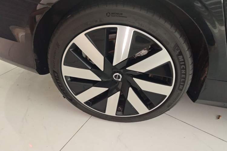 Used Volvo S90 New Energy 2024 Plug-in Hybrid Four-Wheel Drive Long-Range Luxury Smart Edition Right Rear Wheel Hub