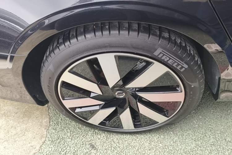 Used Volvo S90 New Energy 2024 Plug-in Hybrid Four-Wheel Drive Long-Range Luxury Smart Edition Right Rear Wheel Hub