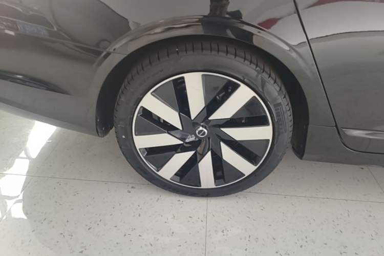 Used Volvo S90 New Energy 2024 Plug-in Hybrid Four-Wheel Drive Long-Range Luxury Smart Edition Right Rear Wheel Hub