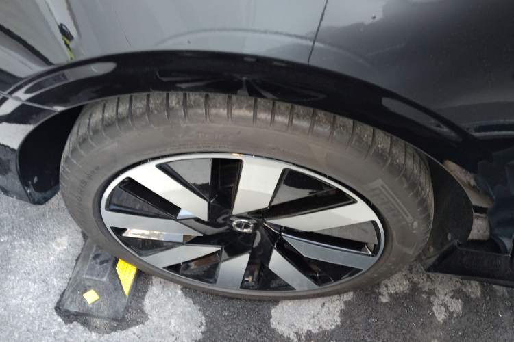Used Volvo S90 New Energy 2024 Plug-in Hybrid Four-Wheel Drive Long-Range Luxury Smart Edition Right Rear Wheel Hub