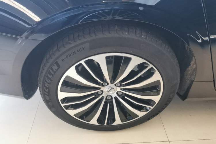 Used Volvo S90 New Energy 2024 Plug-in Hybrid Four-Wheel Drive Long-Range Zhiyi Luxury Edition Right Rear Wheel Hub