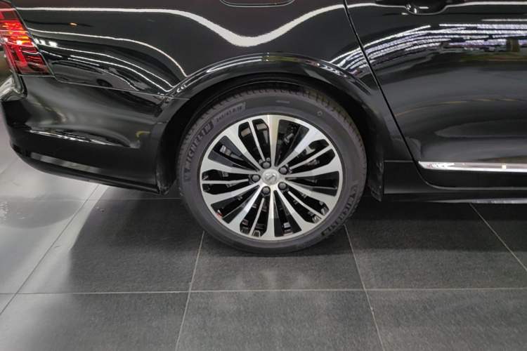 Used Volvo S90 New Energy 2024 Plug-in Hybrid Four-Wheel Drive Long-Range Zhiyi Luxury Edition Right Rear Wheel Hub