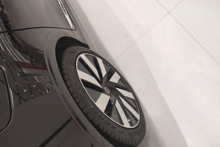 Used Volvo S90 New Energy 2024 Plug-in Hybrid Four-Wheel Drive Long-Range Luxury Smart Edition Right Rear Wheel Hub