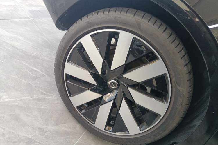 Used Volvo S90 New Energy 2024 Plug-in Hybrid Four-Wheel Drive Long-Range Luxury Smart Edition Right Rear Wheel Hub