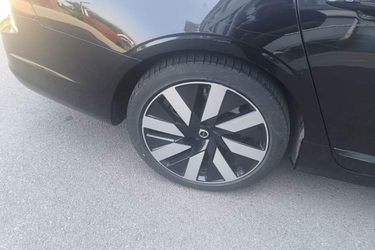 Used Volvo S90 New Energy 2024 Plug-in Hybrid Four-Wheel Drive Long-Range Luxury Smart Edition Right Rear Wheel Hub