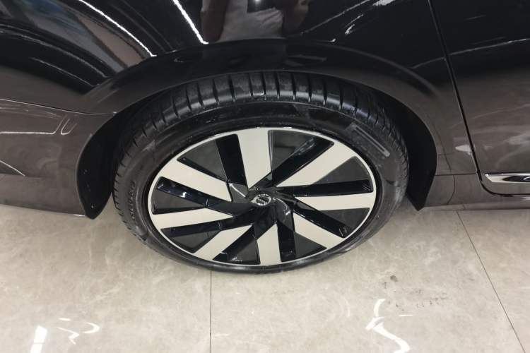 Used Volvo S90 New Energy 2024 Plug-in Hybrid Four-Wheel Drive Long-Range Luxury Smart Edition Right Rear Wheel Hub