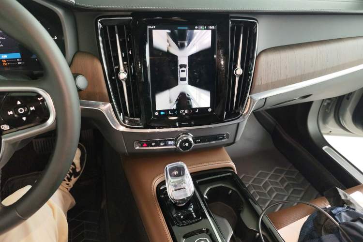 Used Volvo S90 New Energy 2024 Plug-in Hybrid Four-Wheel Drive Long-Range Luxury Smart Edition Audio And AC Panel