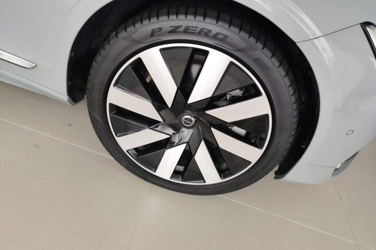 Used Volvo S90 New Energy 2024 Plug-in Hybrid Four-Wheel Drive Long-Range Luxury Smart Edition Right Front Wheel Hub