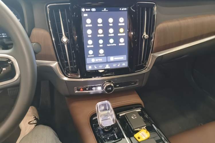 Used Volvo S90 New Energy 2025 Plug-in Hybrid Four-Wheel Drive Long-Range Luxury Smart Edition Audio And AC Panel