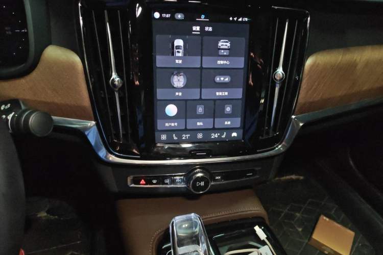 Used Volvo S90 New Energy 2025 Plug-in Hybrid Four-Wheel Drive Long-Range Zhiyi Luxury Edition Audio And AC Panel