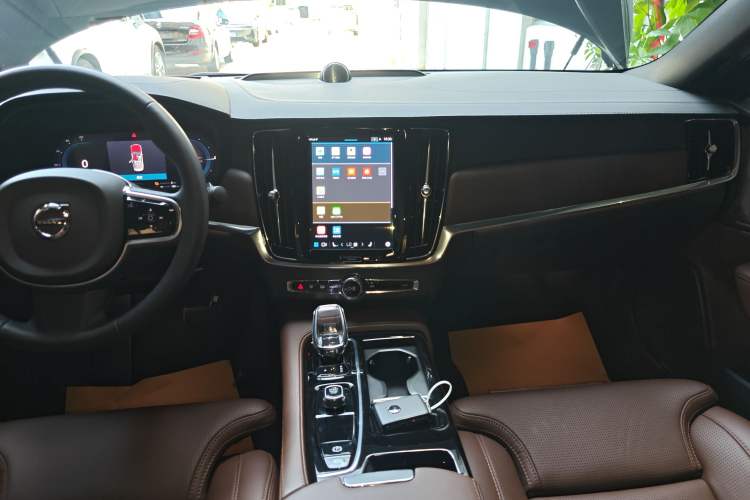 Used Volvo S90 New Energy 2025 Plug-in Hybrid Four-Wheel Drive Long-Range Luxury Smart Edition Audio And AC Panel
