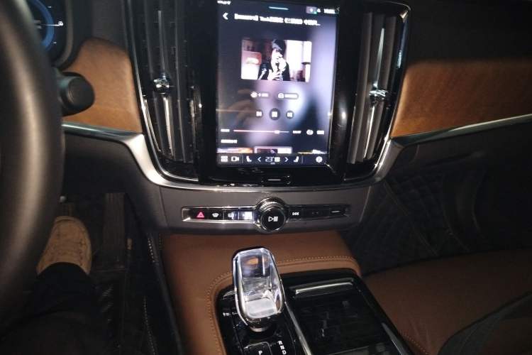 Used Volvo S90 New Energy 2025 Plug-in Hybrid Four-Wheel Drive Long-Range Zhiyi Luxury Edition Audio And AC Panel