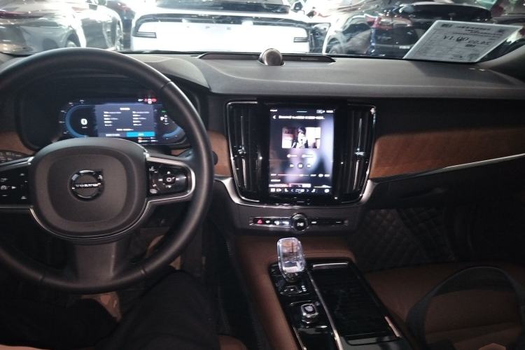 Used Volvo S90 New Energy 2025 Plug-in Hybrid Four-Wheel Drive Long-Range Zhiyi Luxury Edition Center Console