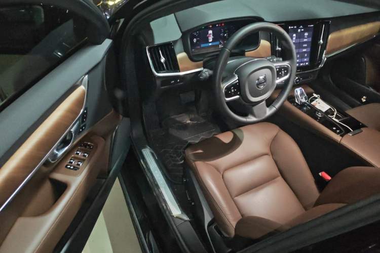 Used Volvo S90 New Energy 2025 Plug-in Hybrid Four-Wheel Drive Long-Range Zhiyi Luxury Edition Driver Seat