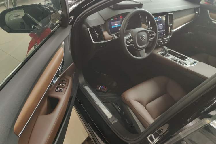 Used Volvo S90 New Energy 2025 Plug-in Hybrid Four-Wheel Drive Long-Range Zhiyi Luxury Edition Driver Seat