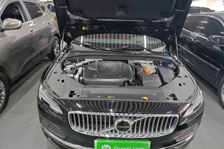 Used Volvo S90 New Energy 2025 Plug-in Hybrid Four-Wheel Drive Long-Range Luxury Smart Edition Engine Bay