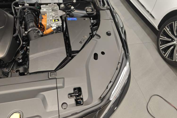 Used Volvo S90 New Energy 2025 Plug-in Hybrid Four-Wheel Drive Long-Range Zhiyi Luxury Edition Engine Bay Left