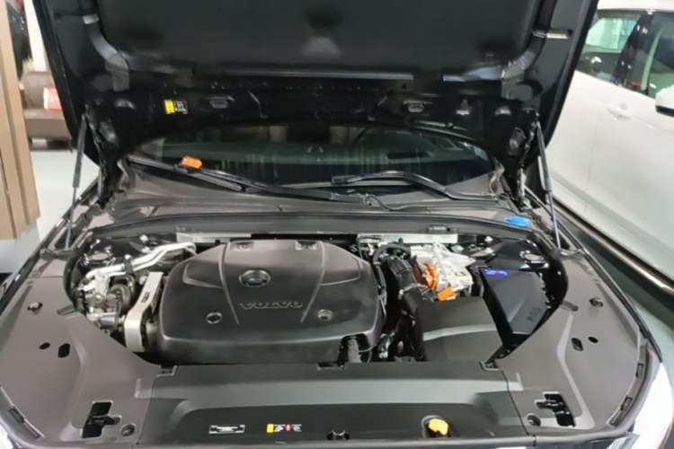Used Volvo S90 New Energy 2025 Plug-in Hybrid Four-Wheel Drive Long-Range Luxury Smart Edition Engine Bay