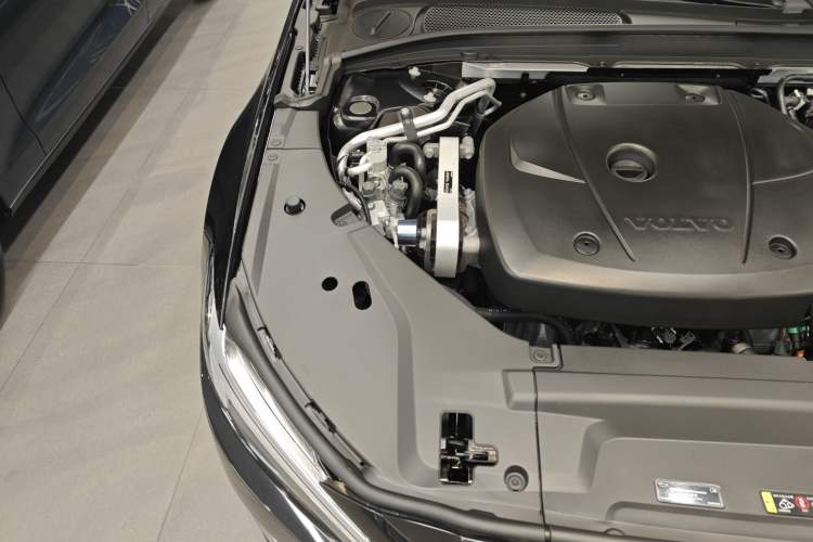 Used Volvo S90 New Energy 2025 Plug-in Hybrid Four-Wheel Drive Long-Range Zhiyi Luxury Edition Engine Bay Right