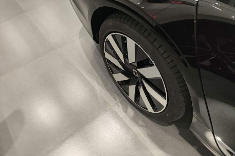 Used Volvo S90 New Energy 2025 Plug-in Hybrid Four-Wheel Drive Long-Range Luxury Smart Edition Exterior 8