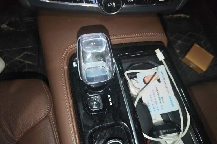 Used Volvo S90 New Energy 2025 Plug-in Hybrid Four-Wheel Drive Long-Range Zhiyi Luxury Edition Gear Lever