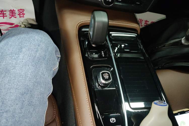 Used Volvo S90 New Energy 2025 Plug-in Hybrid Four-Wheel Drive Long-Range Zhiyi Luxury Edition Gear Lever