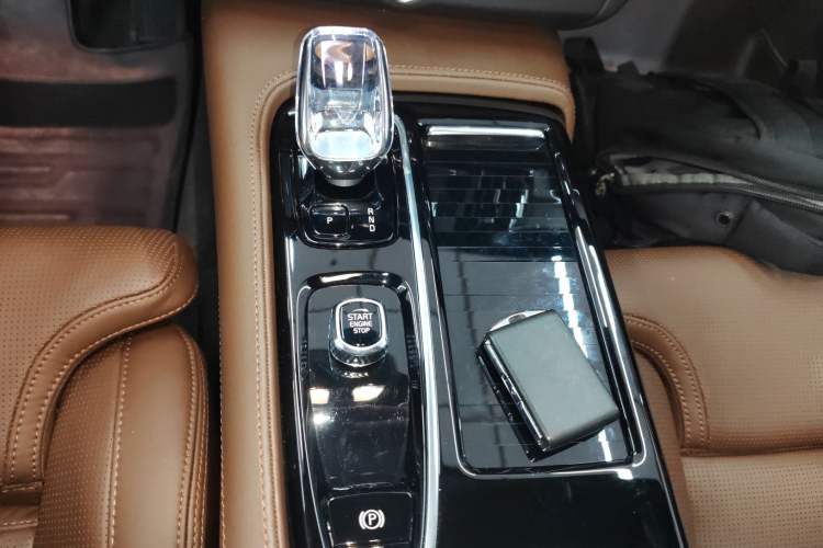 Used Volvo S90 New Energy 2025 Plug-in Hybrid Four-Wheel Drive Long-Range Luxury Smart Edition Gear Lever