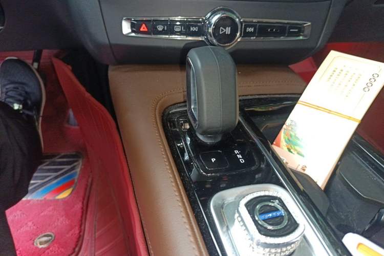 Used Volvo S90 New Energy 2025 Plug-in Hybrid Four-Wheel Drive Long-Range Zhiyi Luxury Edition Gear Lever