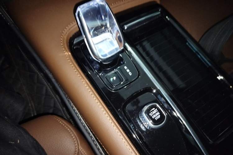 Used Volvo S90 New Energy 2025 Plug-in Hybrid Four-Wheel Drive Long-Range Zhiyi Luxury Edition Gear Lever