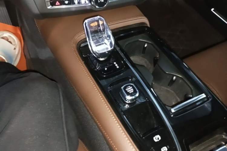 Used Volvo S90 New Energy 2025 Plug-in Hybrid Four-Wheel Drive Long-Range Luxury Smart Edition Gear Lever