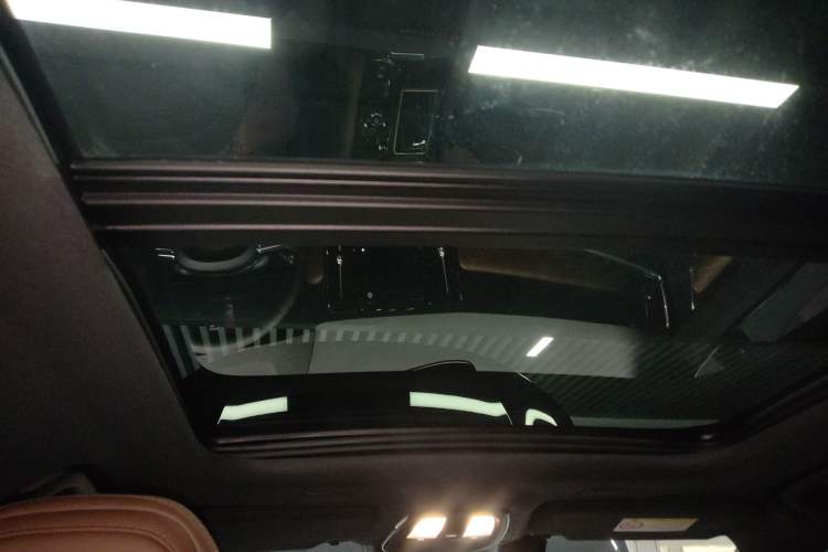 Used Volvo S90 New Energy 2025 Plug-in Hybrid Four-Wheel Drive Long-Range Zhiyi Luxury Edition Headliner