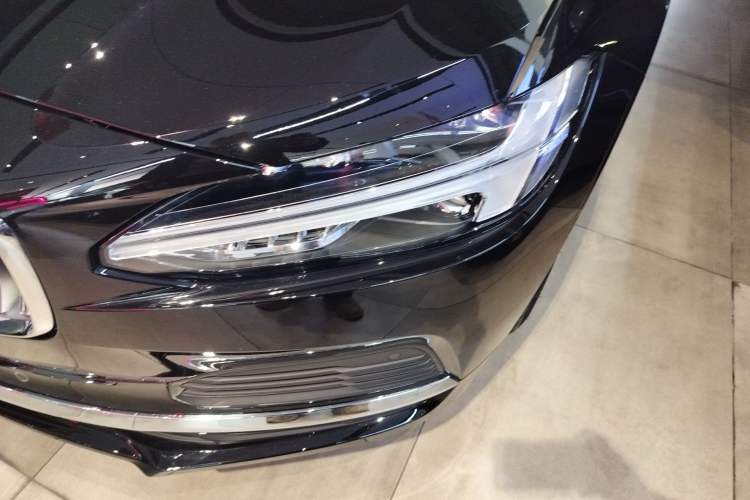 Used Volvo S90 New Energy 2025 Plug-in Hybrid Four-Wheel Drive Long-Range Zhiyi Luxury Edition Left Front Headlight