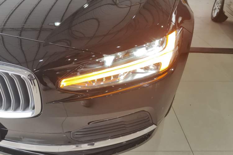 Used Volvo S90 New Energy 2025 Plug-in Hybrid Four-Wheel Drive Long-Range Zhiyi Luxury Edition Left Front Headlight