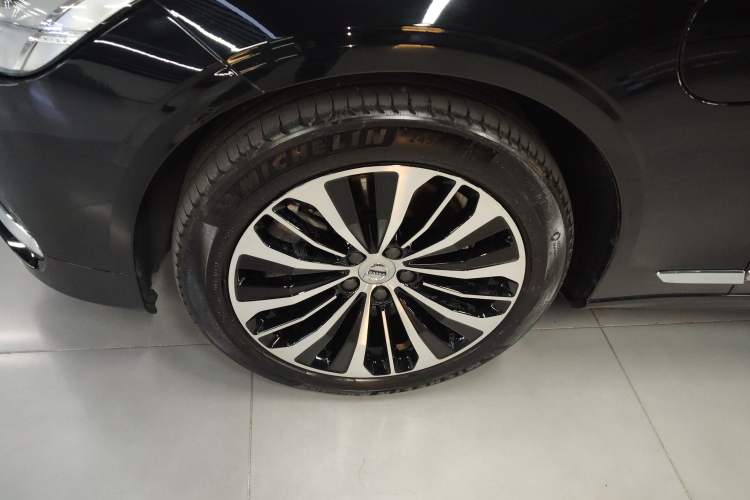 Used Volvo S90 New Energy 2025 Plug-in Hybrid Four-Wheel Drive Long-Range Zhiyi Luxury Edition Left Front Wheel Hub